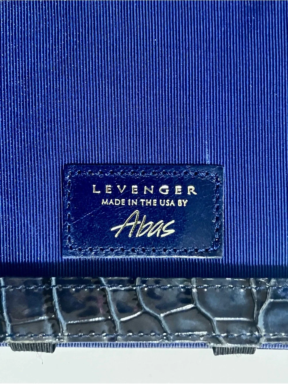 LEVENGER Leather iPAD MINI Faux Crococdile CARRYING CASE / Fold In Display Stand